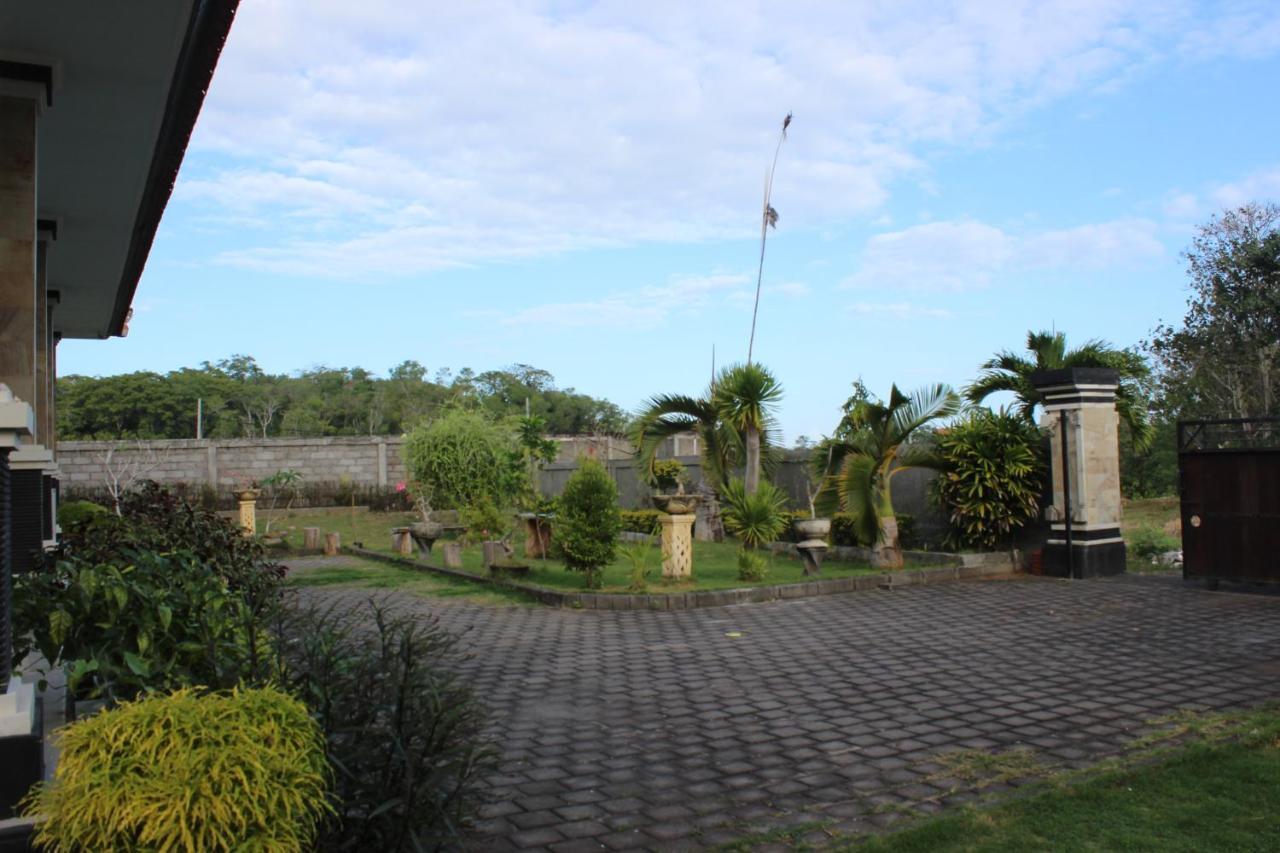 Ady Uluwatu (Bali)