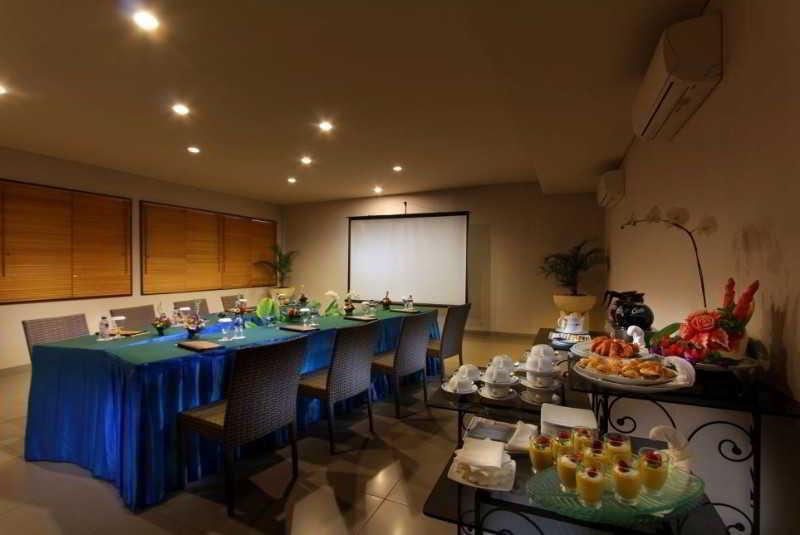 Hotel The Oasis Benoa Bali 4*