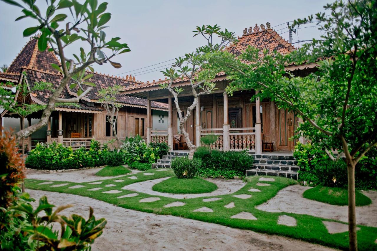 Blue Harbor Beachfront & Resto Toyapakeh