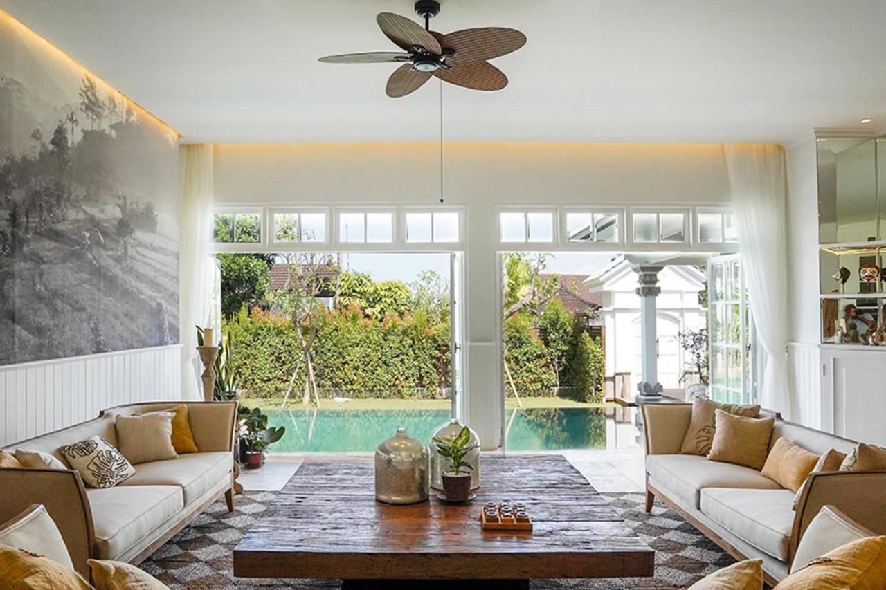 Villa Symphony White By Balisuperhost *
