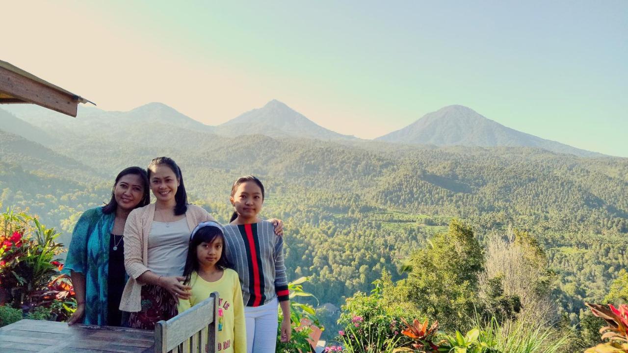 Made Oka And Warung Guest house Munduk (Bali)