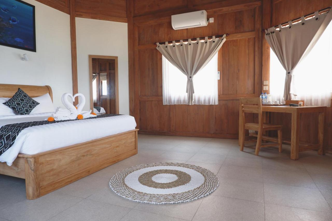 Hotel Blue Harbor Beachfront & Resto Toyapakeh