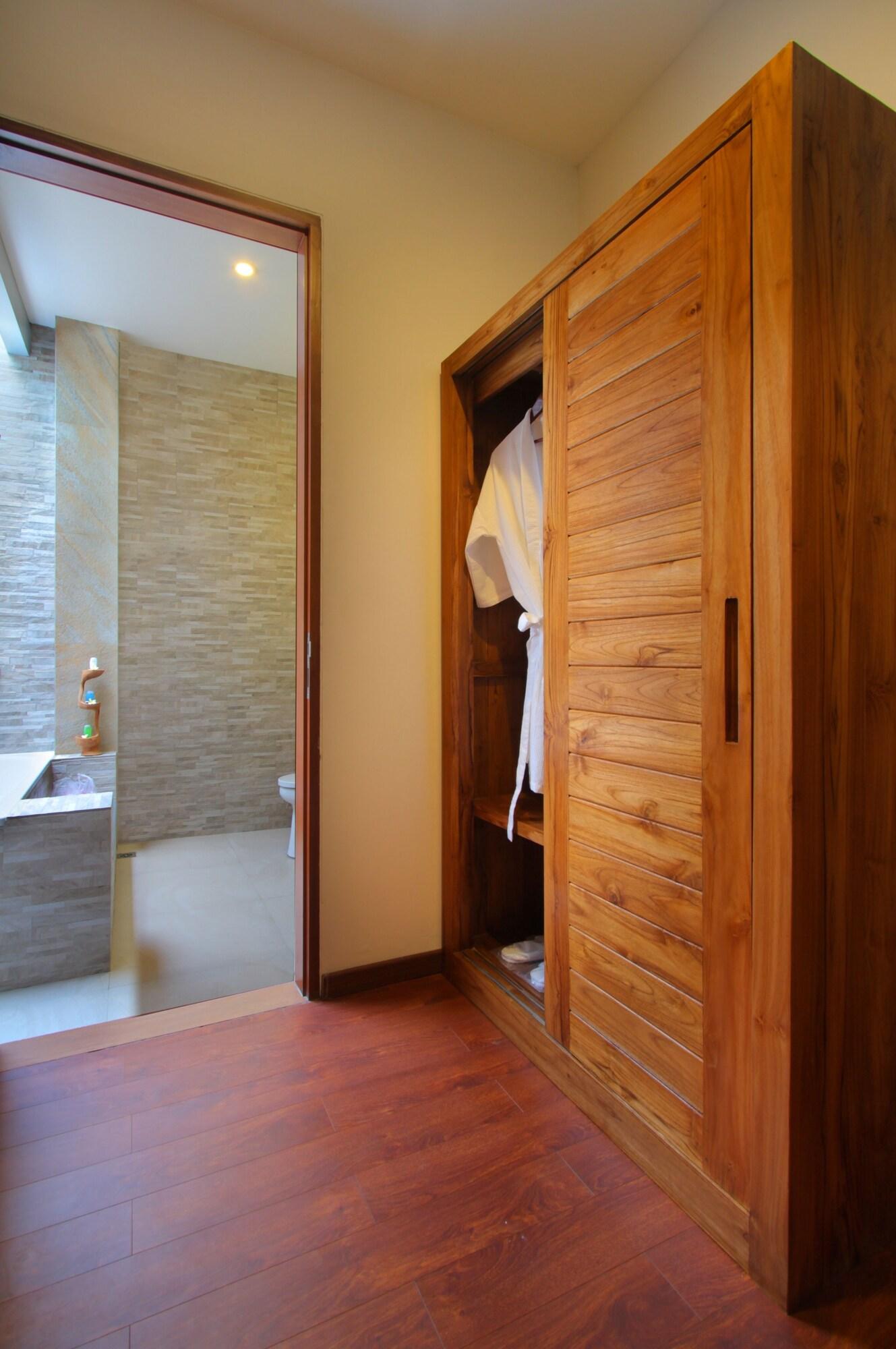 Resor Bali Nyuh Gading Luxury & Seminyak (Bali)