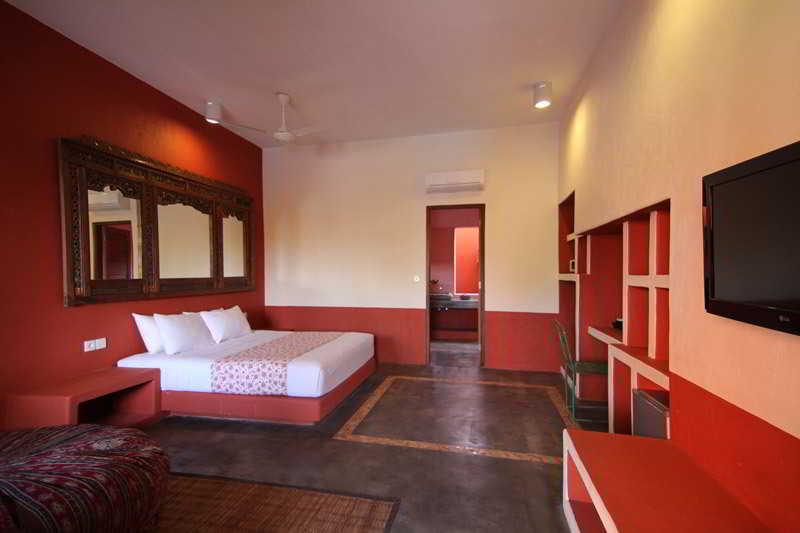Pinkcoco - Constant Surprises & For Cool Adults Only Hotel Uluwatu (Bali)