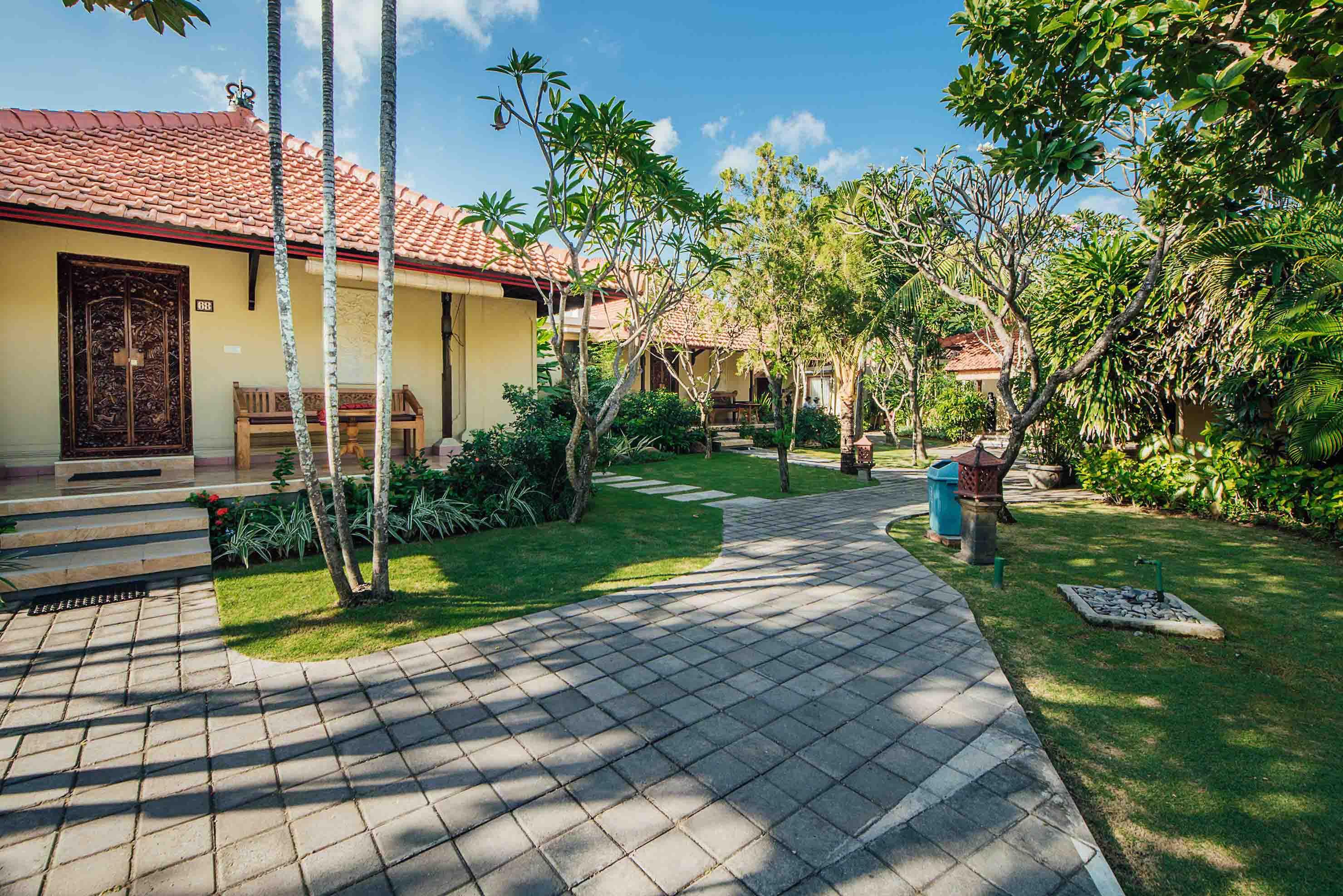Resort Kuta Puri Bungalows, And 3*