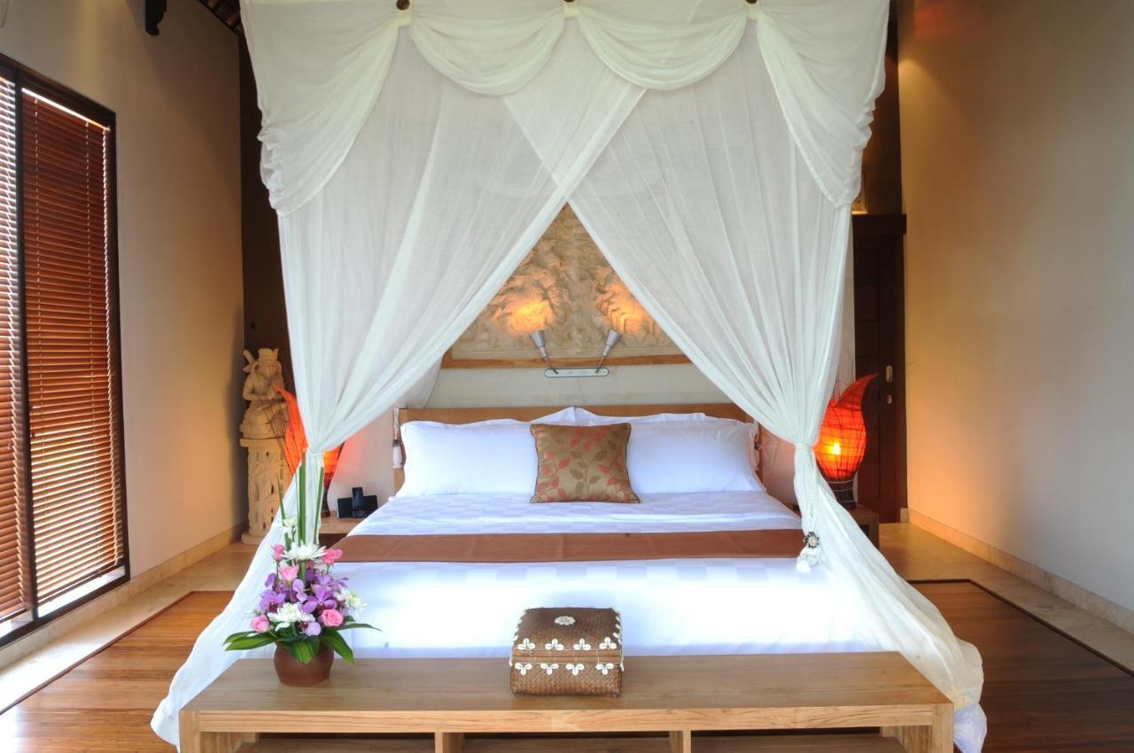 Dikebun Villa *