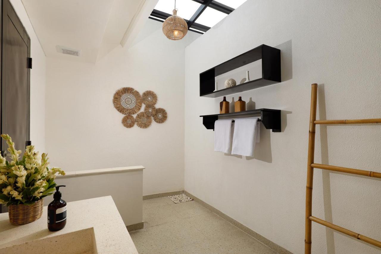 Guest house Black - Absolute Beachfront *