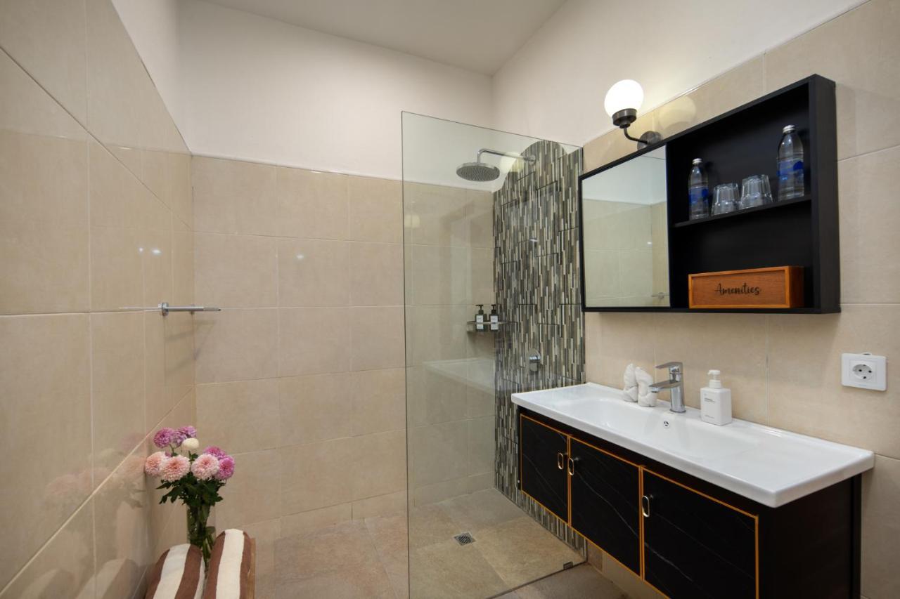 Big & Private 9 Bed, 9 Bath, Viola Villa, Pool, Location