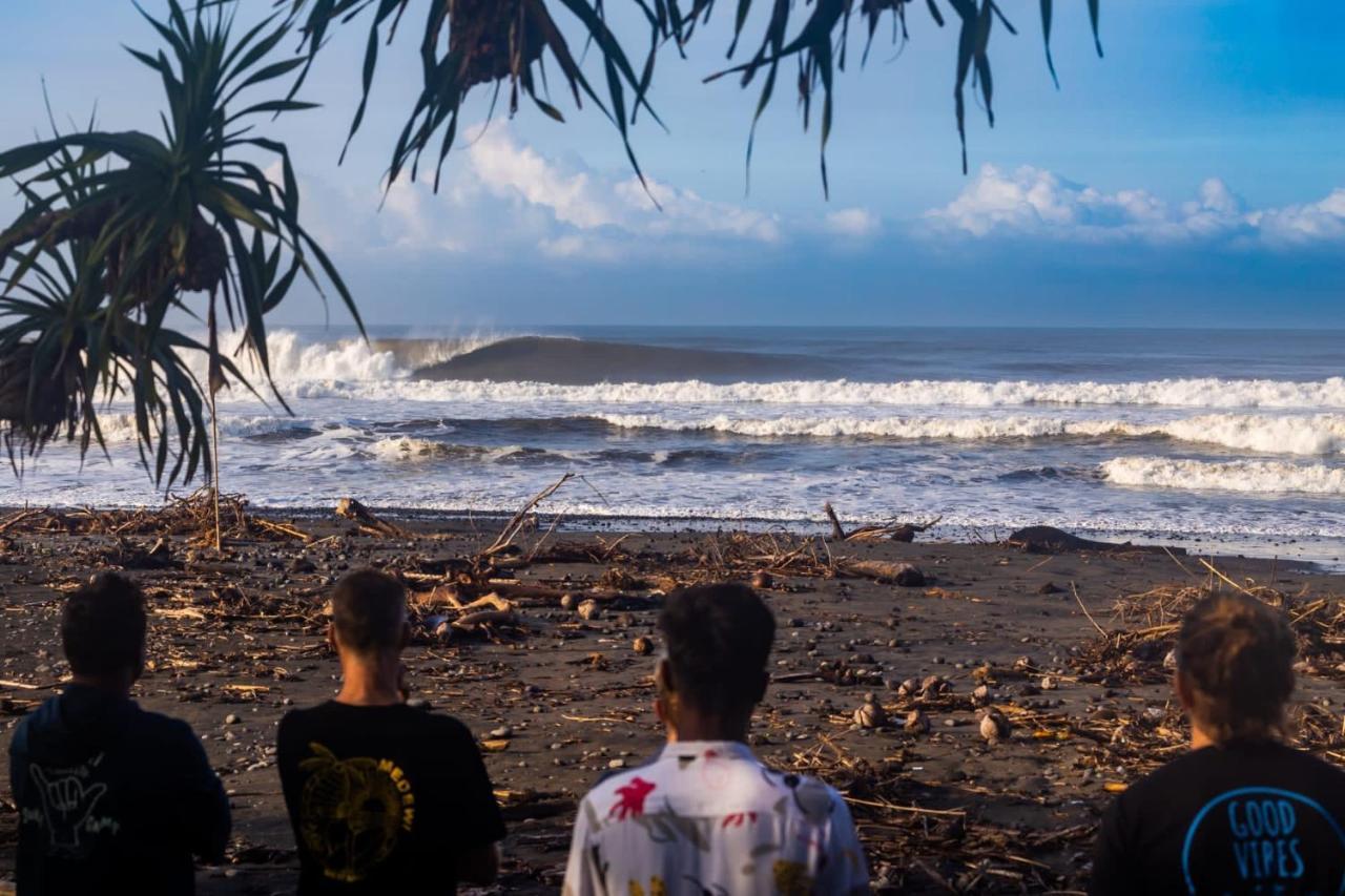 Medewi Secret Surfcamp Guest house Pulukan