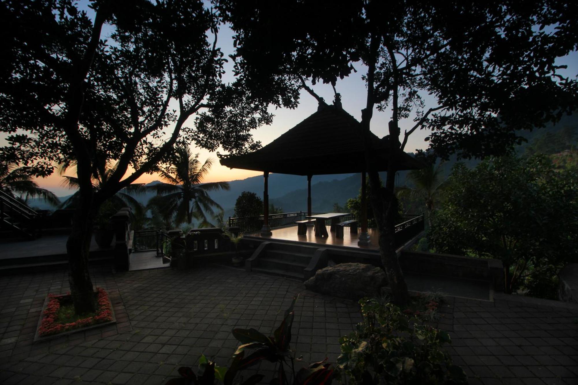 Rostika Sekumpul Hotel 3*