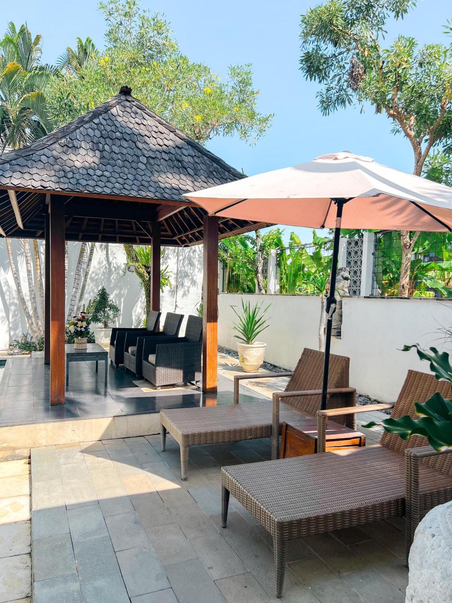 Apple & Holiday park Kerobokan (Bali)
