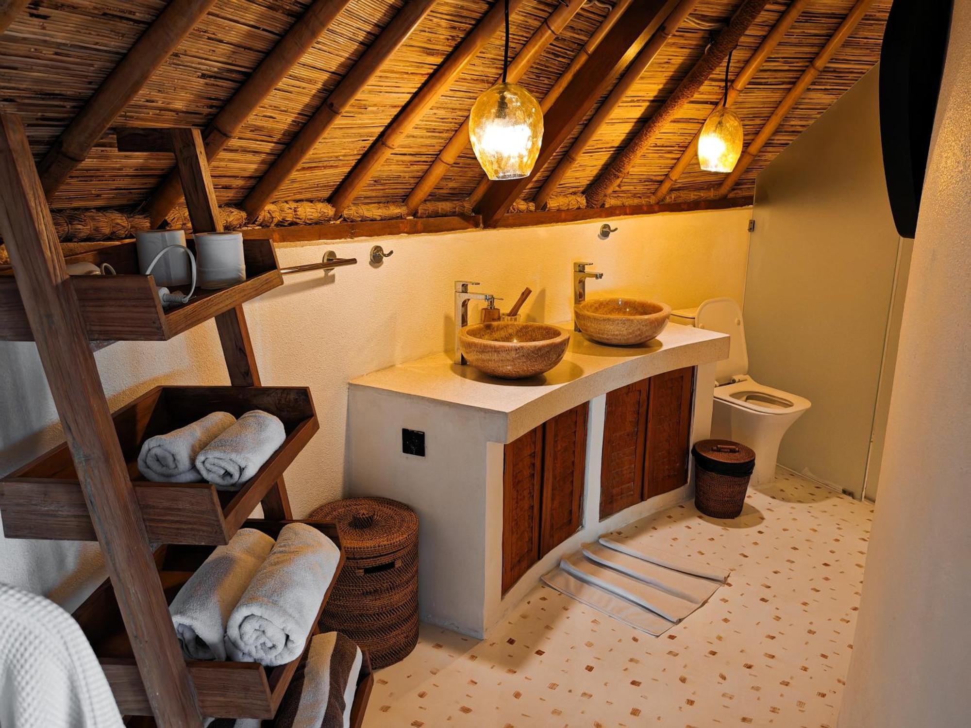 Hillstone Luxury Village *