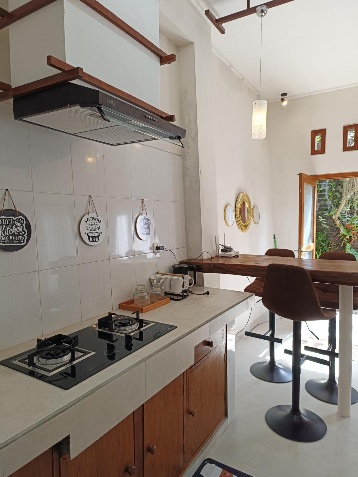 Made Oka And Warung Guest house *
