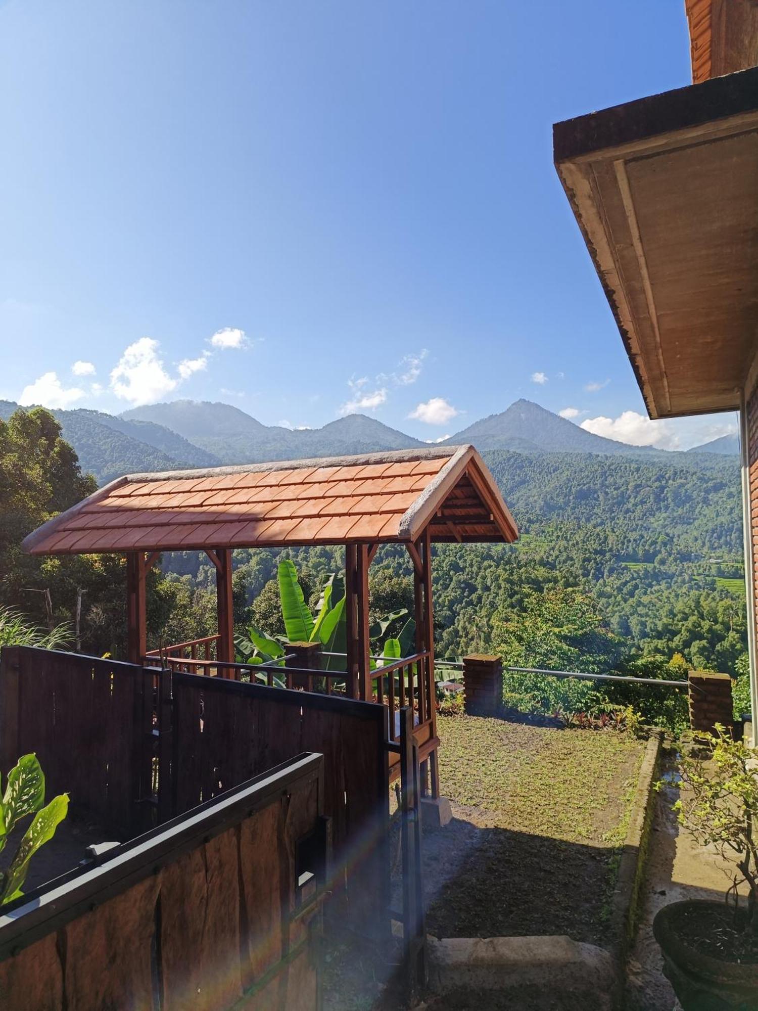 Made Oka And Warung Guest house Munduk (Bali)