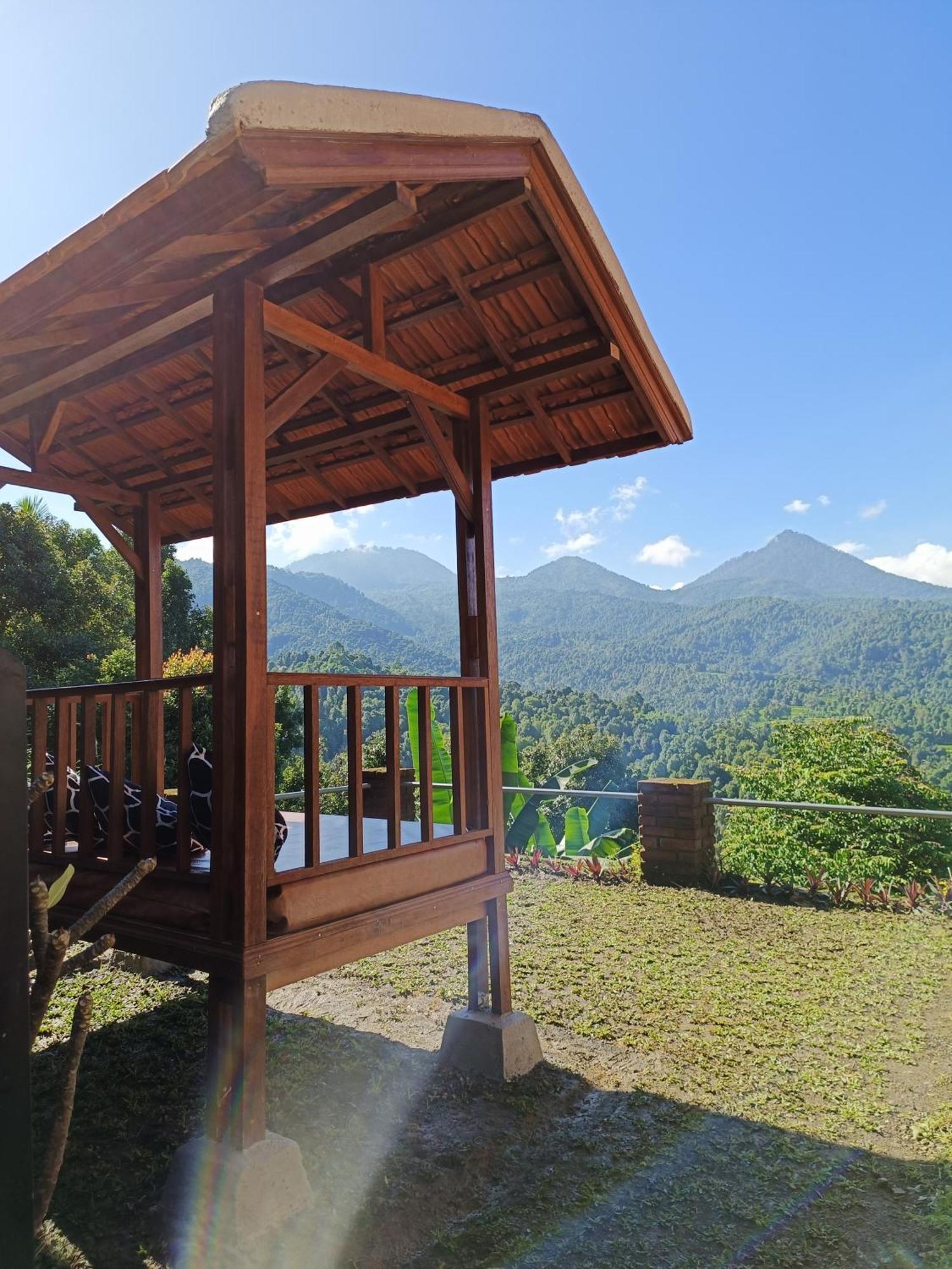 Made Oka And Warung Guest house Munduk (Bali)