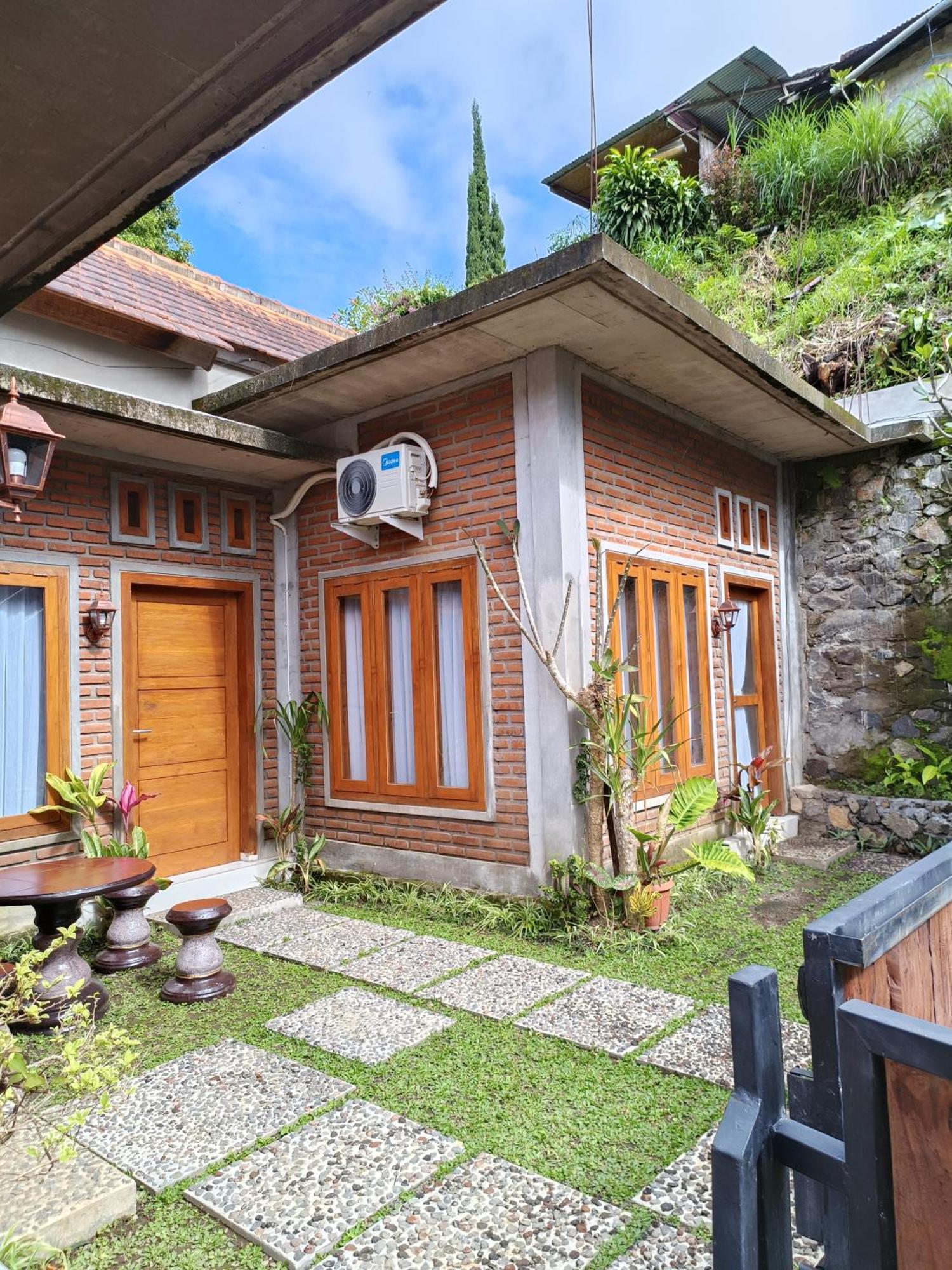 Made Oka And Warung Guest house