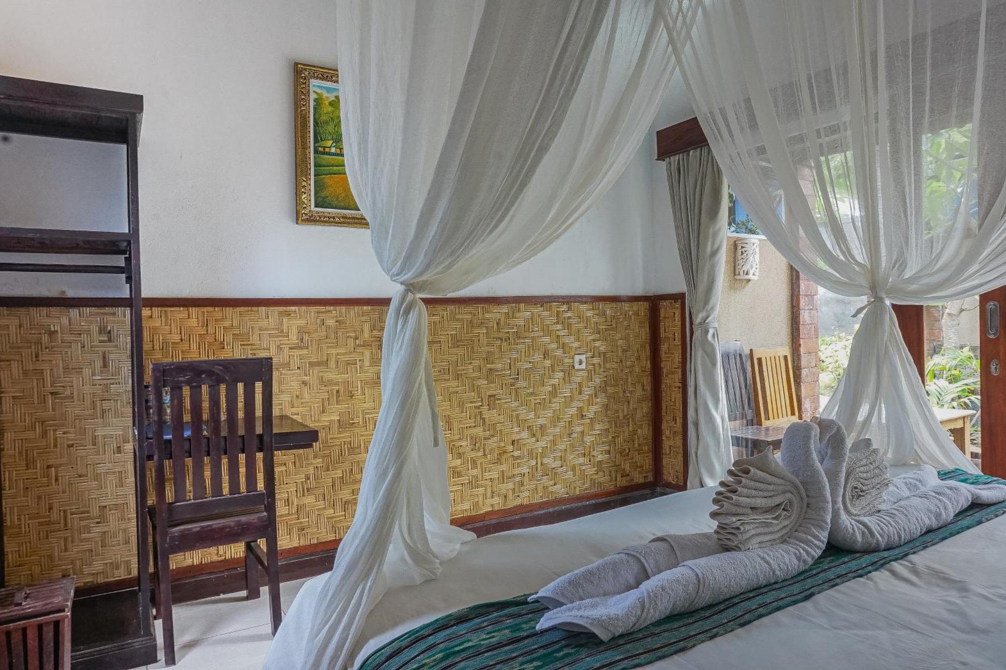 Made Taro - Menjangan Homestay