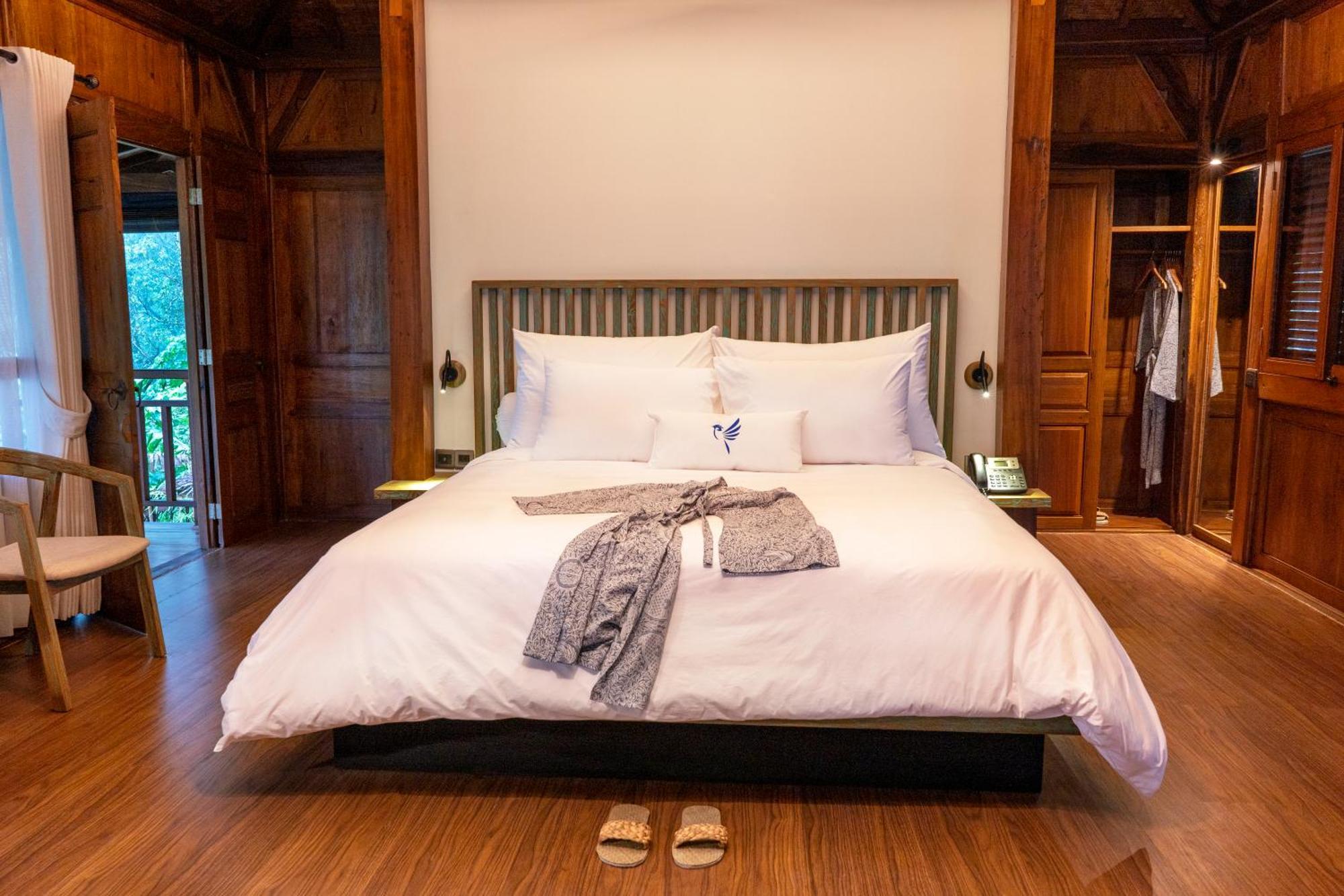 Hotel Tira Vilagna & 4*