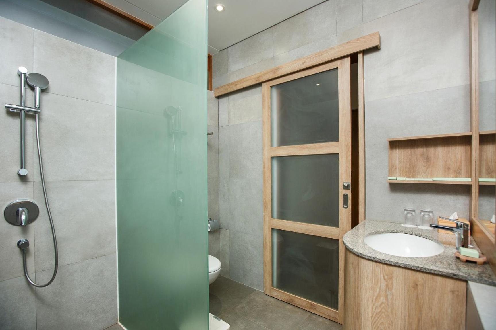 Giriwood & Hotel 4*