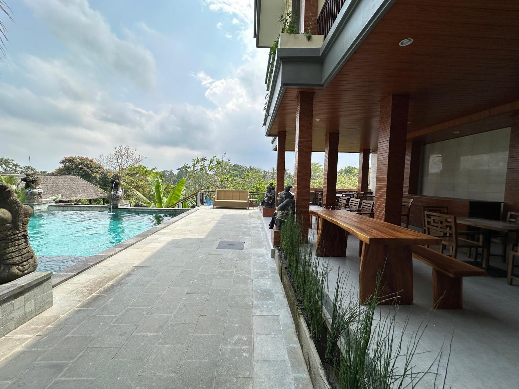 Brata Hotel 2*