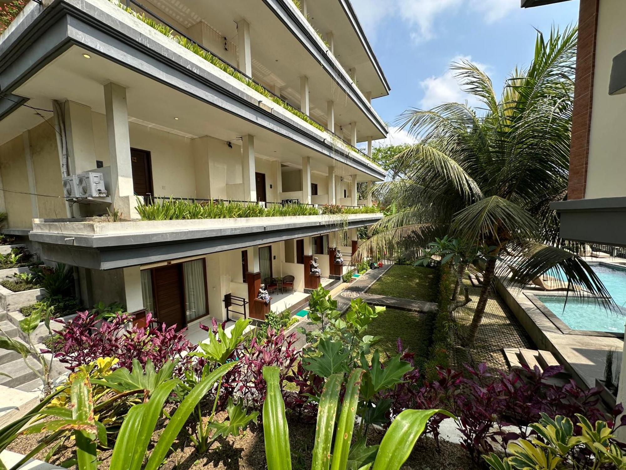 Brata Hotel 2*