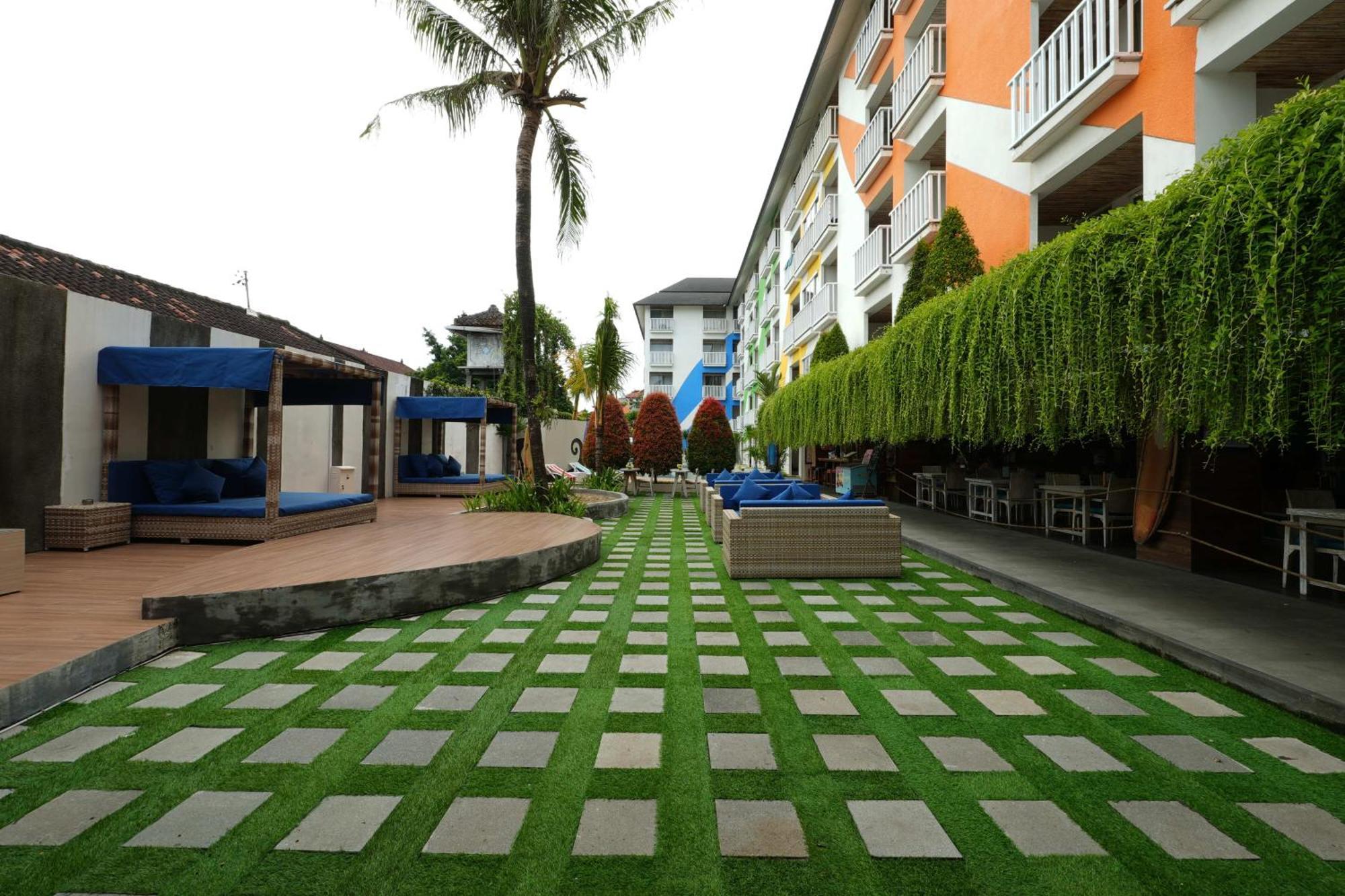 Hotel Bliss Surfer