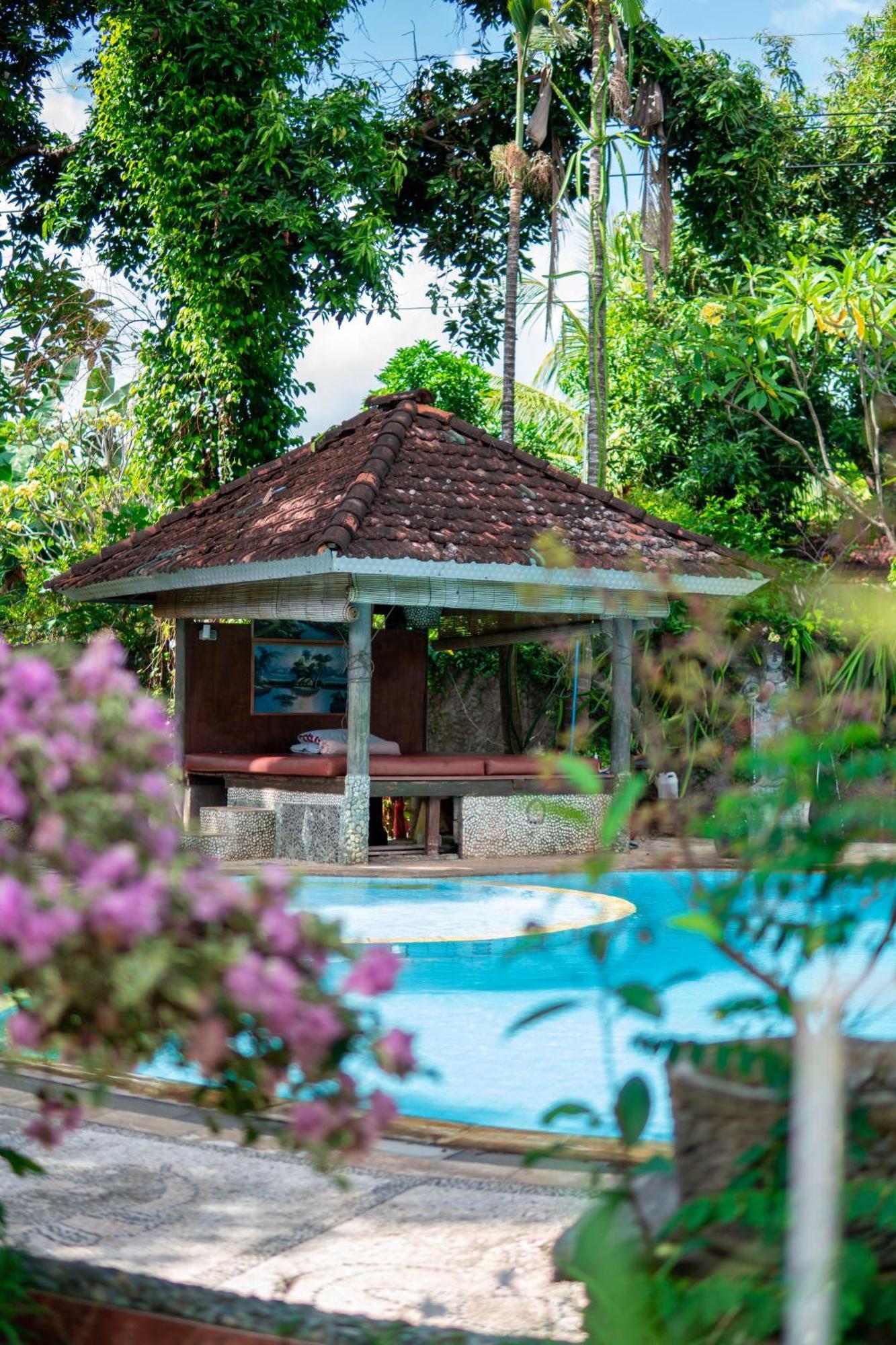 Deutsches-eck Rikesti Lovina (Bali)