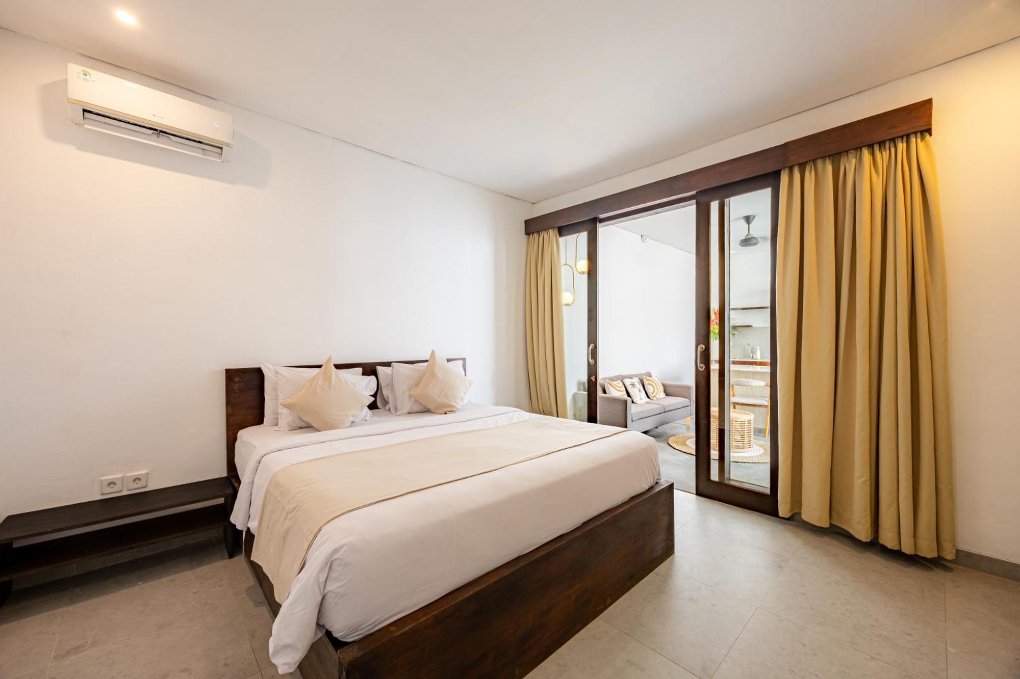 Apple & Seminyak (Bali)
