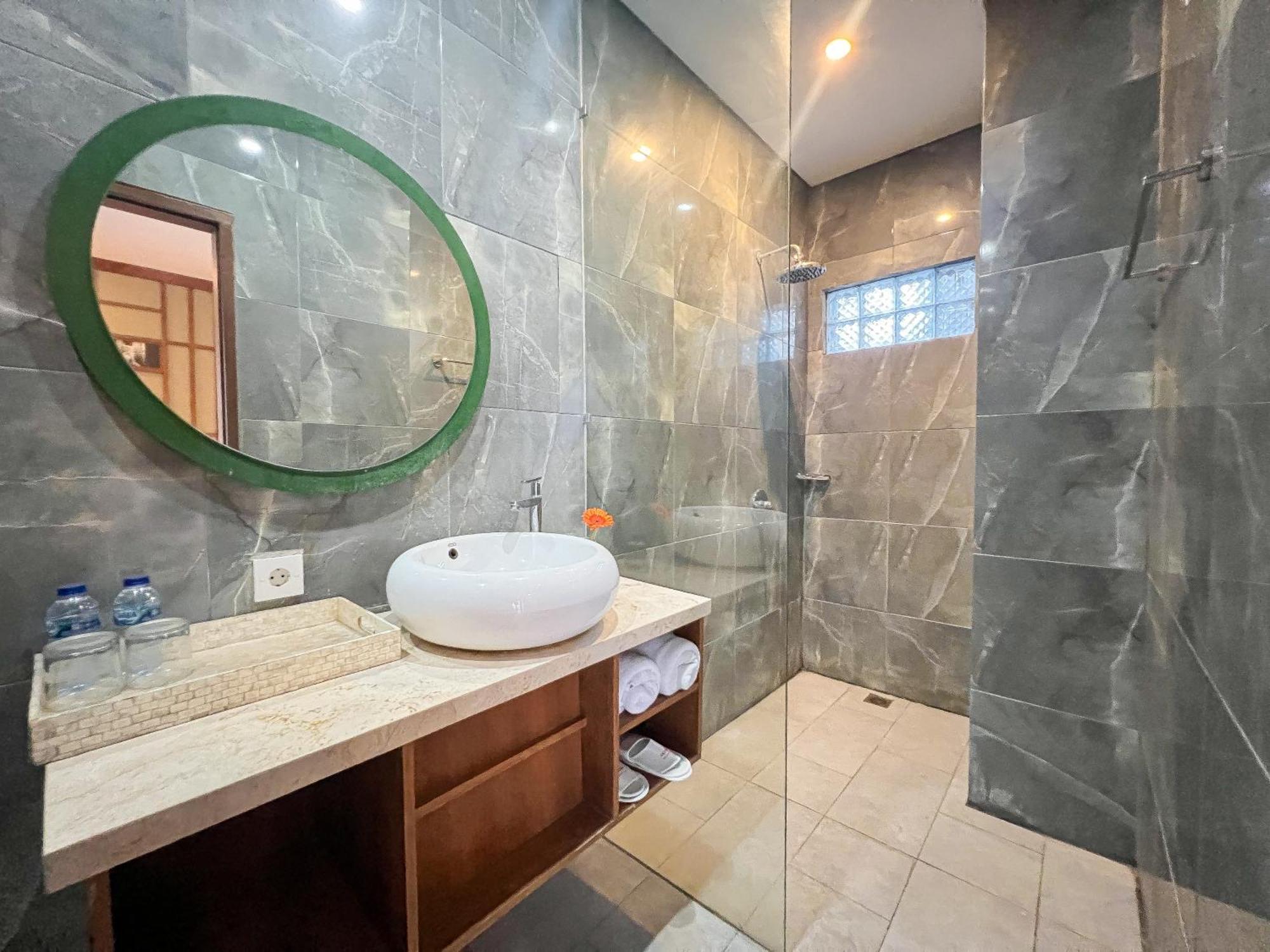 Apple & 4* Seminyak (Bali)