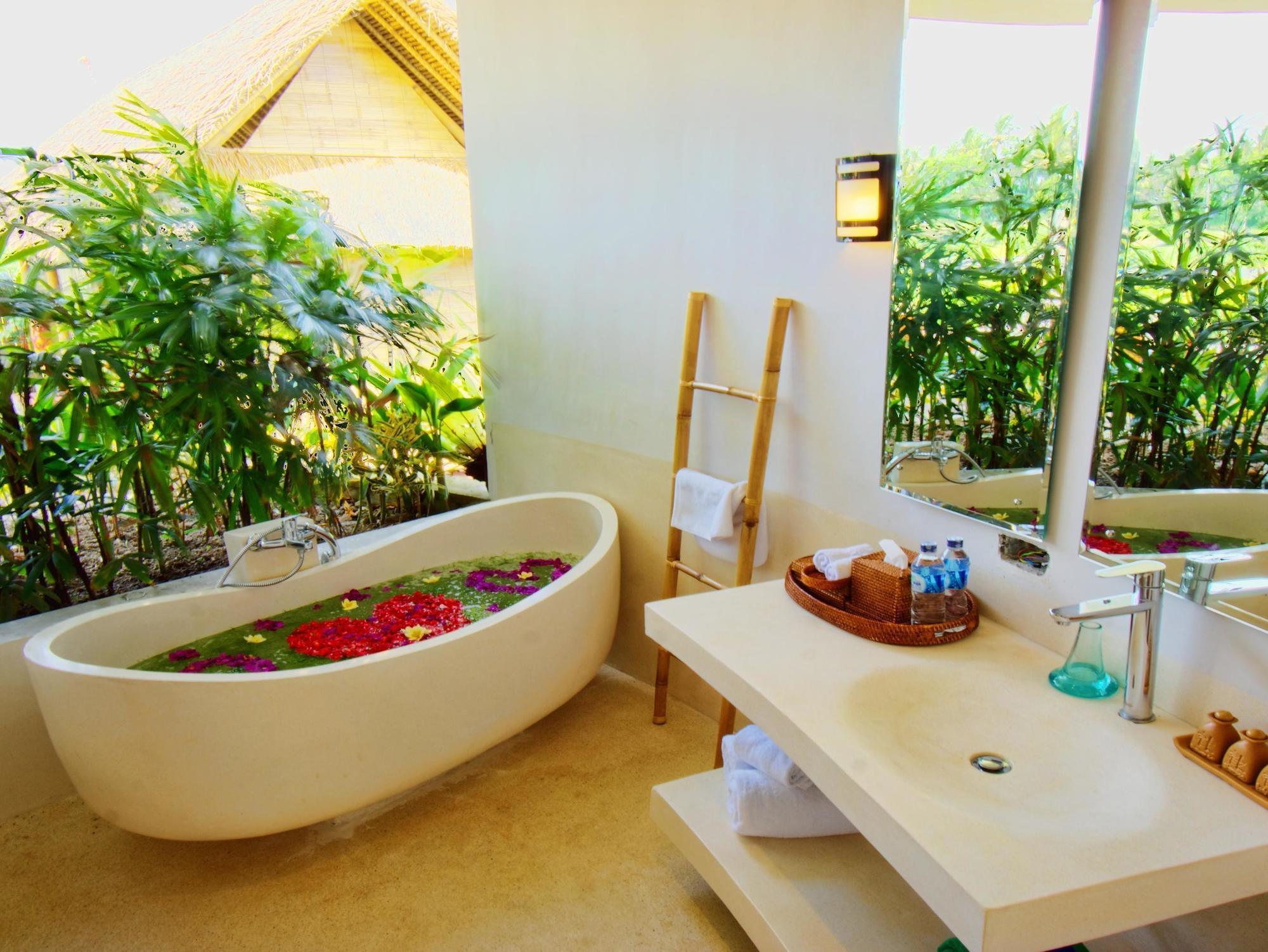 Floating Leaf Eco-luxury Retreat 4*
