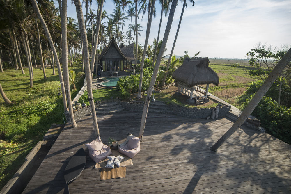 Absolute Beachfront Romantic Laut Villa