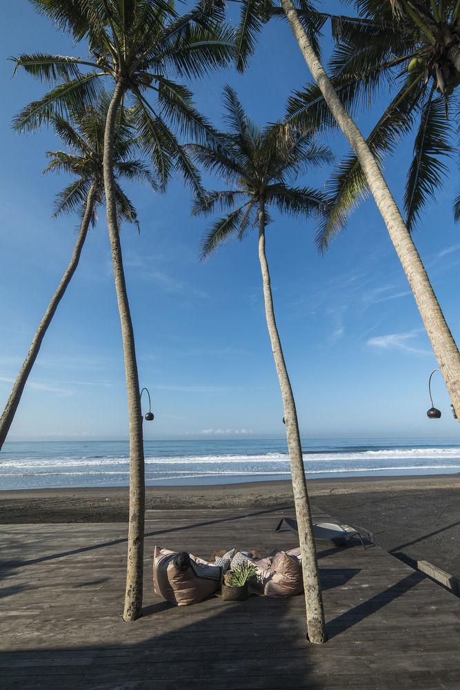 Absolute Beachfront Romantic Laut Villa *