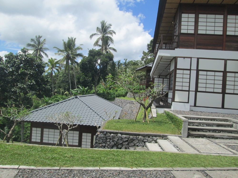 Resort Suarapura & 4*