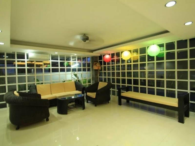 Hotel Airport Kuta And Residences 2*