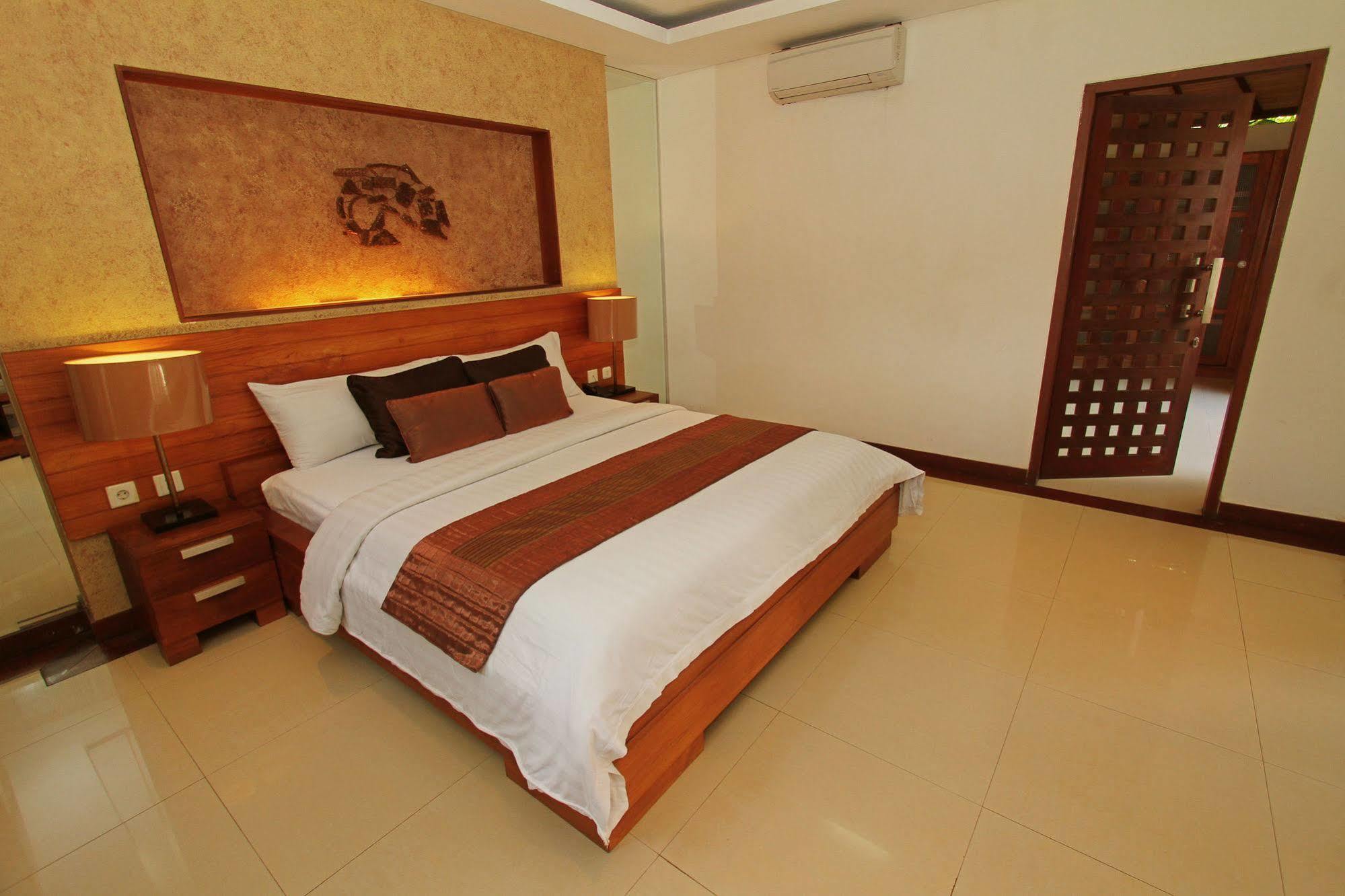 Grand Akhyati & Villa *