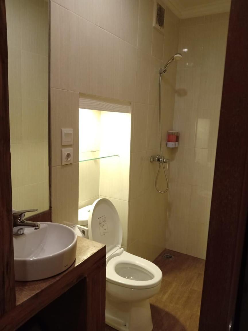 T & J Hotel
