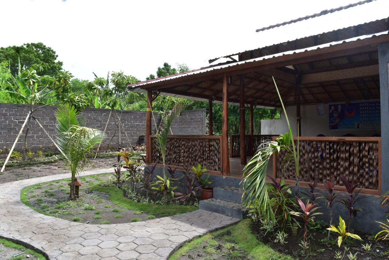 Made Taro - Menjangan Homestay