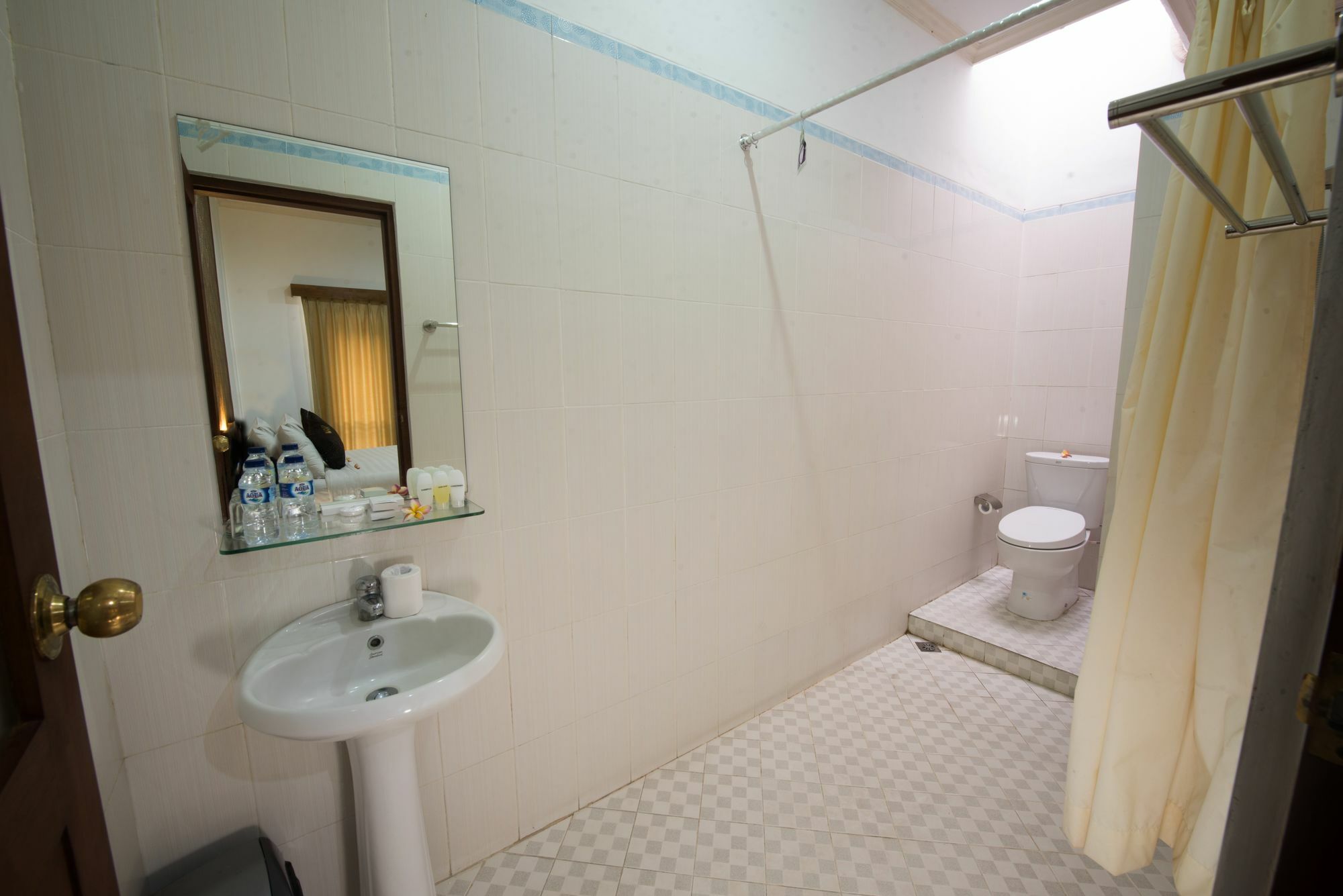 Anggie Wisma tamu 3*