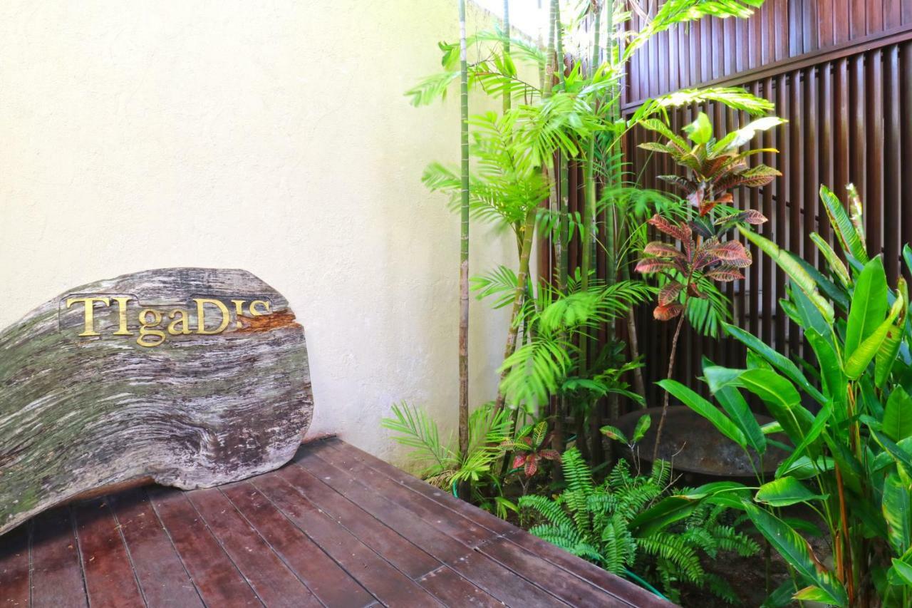 Tigadis Ungasan (Bali)